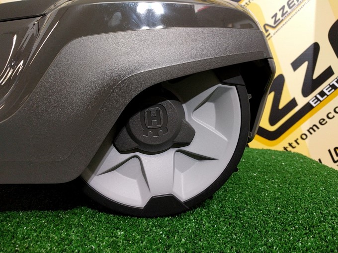 robot-rasaerba-husqvarna-automower-310-ruota