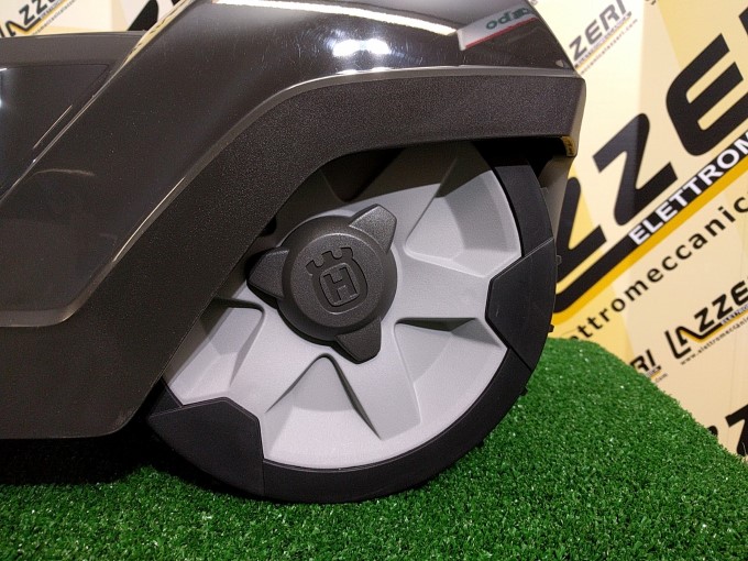 robot-rasaerba-husqvarna-automower-420-ruota